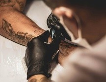 El programa CultivArte y la DICOE ofrecen un curso gratuito de tatuaje desde cero en Zapopan. Unsplash