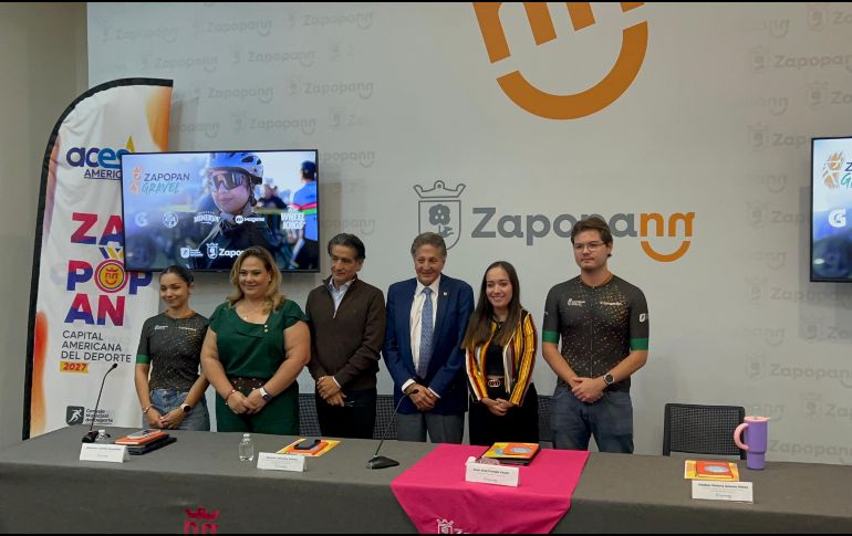 El alcalde Juan José Frangie, acompañado de diferentes autoridades como Alejandra Galindo, directora general de Comude, presentó la cuarta edición de la carrera Zapopan Gravel. EL INFORMADOR / L. Ascanio