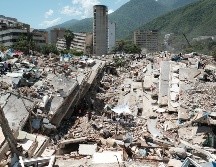 Fotografía que muestra edificios colapsados de la Mision Vivienda OPPE luego del doble terremoto de magnitud 7.2 y 7.5 ocurrido el pasado 24 de junio en La Guaira. EFE/X. Olleros