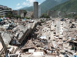 Fotografía que muestra edificios colapsados de la Mision Vivienda OPPE luego del doble terremoto de magnitud 7.2 y 7.5 ocurrido el pasado 24 de junio en La Guaira. EFE/X. Olleros
