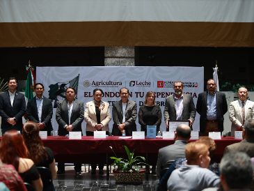Leche para el Bienestar inauguró una feria del libro para impulsar la lectura y la capacitación de su personal. CORTESÍA.