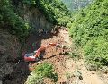 Vista aérea tomada con un dron el 7 de julio de 2026 de rescatistas trabajando en el sitio de un deslizamiento de tierra en una aldea en el poblado de Nanhe, en el distrito de Tanchang. XINHUA/F. Peishen