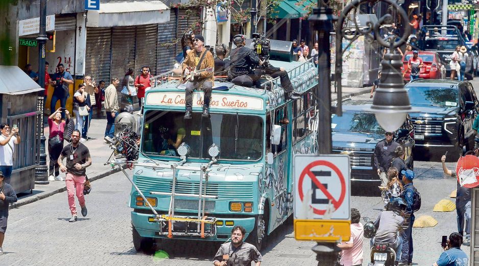 El guitarrista de U2, Dave Evans, actúa durante el segundo día de grabación de su videoclip en el centro de la Ciudad de México, el 13 de mayo de 2026. AFP