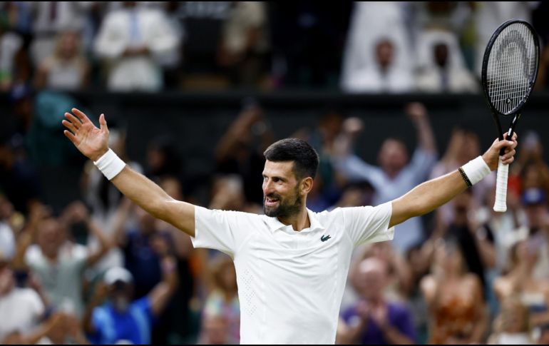 Novak Djokovic alcanzó su semifinal número 15 en Londres y estableció un nuevo récord con ocho apariciones consecutivas entre los cuatro mejores. EFE/T. Akmen