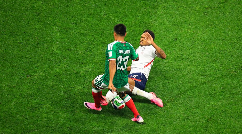 Jarell Quansah, barre sobre Jesús Gallardo en el partido México vs. Inglaterra. EL INFORMADOR/J. Acosta