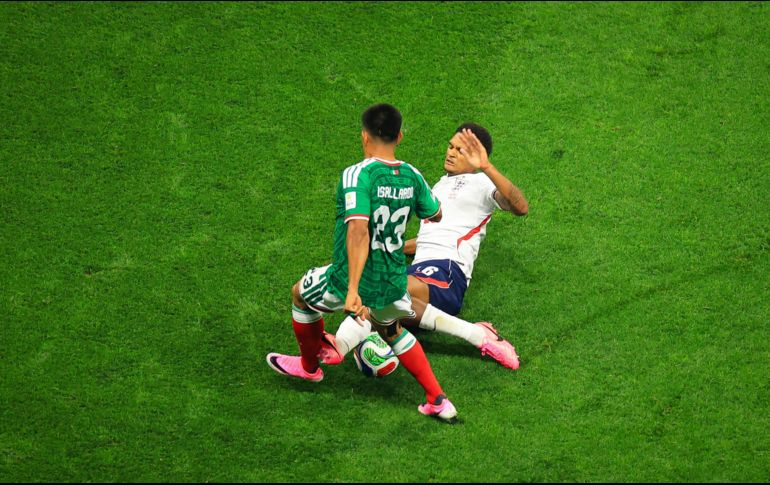 Jarell Quansah, barre sobre Jesús Gallardo en el partido México vs. Inglaterra. EL INFORMADOR/J. Acosta
