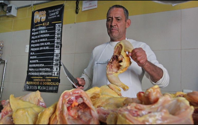 Aunque muchas personas prefieren comprar únicamente pechuga por comodidad, carniceros coinciden en que esta no es la opción más conveniente. EL INFORMADOR/ARCHIVO