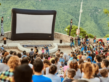 Ver una película al aire libre, recostado sobre el pasto y bajo el cielo estrellado, es una experiencia que se puede disfrutar en Guadalajara. ESPECIAL/ FACEBOOK / Cinema Live Guadalajara