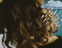 El cabello seco posee una alta porosidad y tiende a absorber con facilidad la humedad. UNSPLASH / A. NOVIK