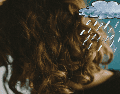 El cabello seco posee una alta porosidad y tiende a absorber con facilidad la humedad. UNSPLASH / A. NOVIK
