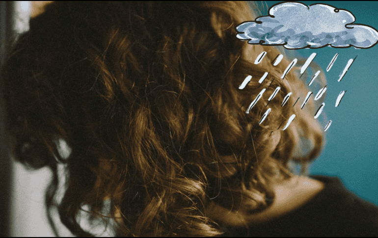 El cabello seco posee una alta porosidad y tiende a absorber con facilidad la humedad. UNSPLASH / A. NOVIK