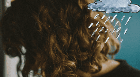 El cabello seco posee una alta porosidad y tiende a absorber con facilidad la humedad. UNSPLASH / A. NOVIK