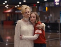 Fotograma cedido por HBO Max donde aparecen Jean Smart como Deborah Vance y Hannah Einbinder como Ava Daniels, durante la escena de un episodio de la serie 'Hacks'.   EFE/HBO Max