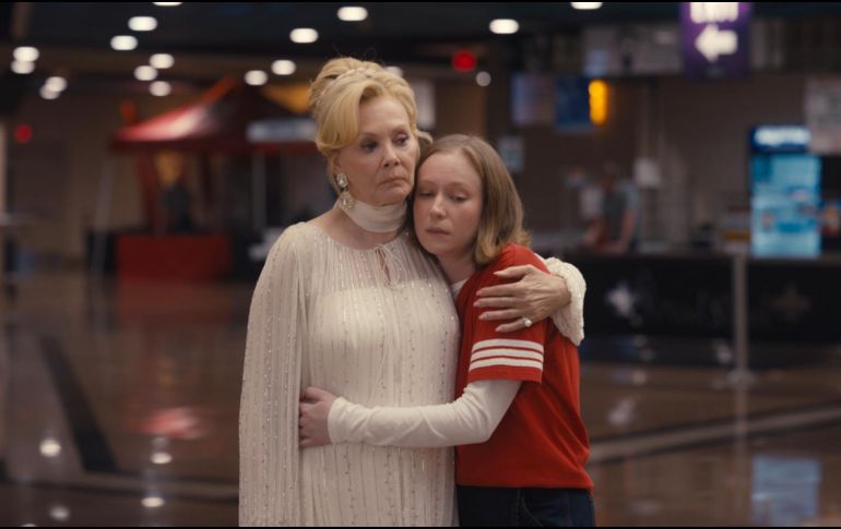 Fotograma cedido por HBO Max donde aparecen Jean Smart como Deborah Vance y Hannah Einbinder como Ava Daniels, durante la escena de un episodio de la serie 'Hacks'.   EFE/HBO Max