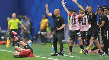 El entrenador de la selección de Egipto Hossam Hassan, durante el partido de octavos de final del Mundial 2026 entre Argentina y Egipto, este martes en el Atlanta Stadium. EFE / Alberto Boal