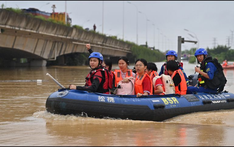 Rescatistas evacuan a maestros y estudiantes atrapados en el parque educativo de Xijiang, en la ciudad de Guigang, en la región autónoma zhuang de Guangxi, en el sur de China, el 8 de julio de 2026. Xinhua/Z. Hua