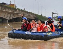 Rescatistas evacuan a maestros y estudiantes atrapados en el parque educativo de Xijiang, en la ciudad de Guigang, en la región autónoma zhuang de Guangxi, en el sur de China, el 8 de julio de 2026. Xinhua/Z. Hua