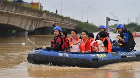 Rescatistas evacuan a maestros y estudiantes atrapados en el parque educativo de Xijiang, en la ciudad de Guigang, en la región autónoma zhuang de Guangxi, en el sur de China, el 8 de julio de 2026. Xinhua/Z. Hua