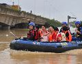 Rescatistas evacuan a maestros y estudiantes atrapados en el parque educativo de Xijiang, en la ciudad de Guigang, en la región autónoma zhuang de Guangxi, en el sur de China, el 8 de julio de 2026. Xinhua/Z. Hua