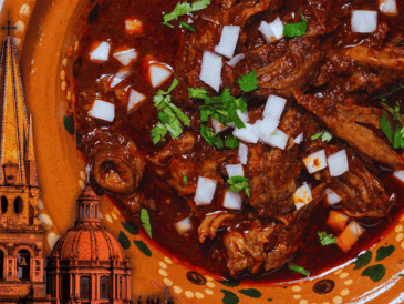 La birria tatemada de chivo es un clásico indiscutible que se sirve en el histórico barrio de Las 9 Esquinas. ESPECIAL / CANVA