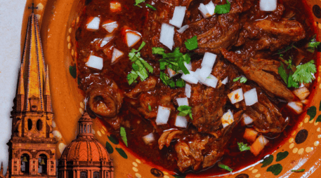 La birria tatemada de chivo es un clásico indiscutible que se sirve en el histórico barrio de Las 9 Esquinas. ESPECIAL / CANVA