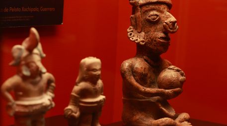 La magnitud de la exposición se refleja en sus números, reuniendo más de 100 piezas y lotes de diversos acervos arqueológicos y etnográficos. EFE/M. Guzmán