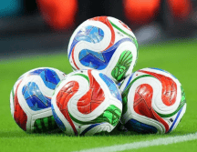 A diferencia del béisbol, donde quedarse con la pelota es una tradición celebrada, el fútbol comparte su estricta política de devolución con otros deportes de alcance global. AFP/ARCHIVO