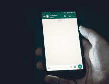 Revisa las fotos que almacena tu WhatsApp de manera periódica y haz una limpieza. UNPSLASH
