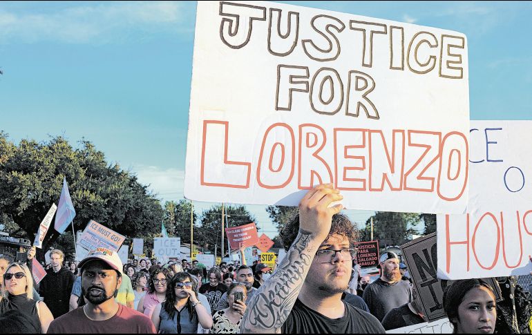 En Houston, varias personas marcharon para exigir justicia en este caso. EFE