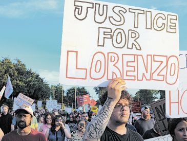 En Houston, varias personas marcharon para exigir justicia en este caso. EFE