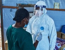 Trabajadores de salud trabajan en el Centro Medico Evangelico, en Bunia, en el este de República Democrática del Congo, donde estaba previsto hacer ensayos clínicos sobre el ebola. AP /D. Lotsima