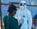 Trabajadores de salud trabajan en el Centro Medico Evangelico, en Bunia, en el este de República Democrática del Congo, donde estaba previsto hacer ensayos clínicos sobre el ebola. AP /D. Lotsima