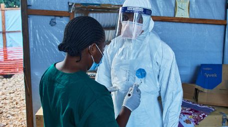 Trabajadores de salud trabajan en el Centro Medico Evangelico, en Bunia, en el este de República Democrática del Congo, donde estaba previsto hacer ensayos clínicos sobre el ebola. AP /D. Lotsima