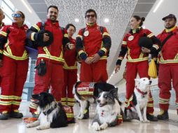 El grupo estuvo integrado por elementos de la Cruz Roja, Bomberos, el Escuadrón de Topos, brigadistas de Rescate y Protección Civil, acompañados de 14 binomios caninos. ESPECIAL/SRE