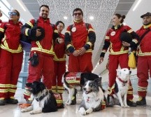 El grupo estuvo integrado por elementos de la Cruz Roja, Bomberos, el Escuadrón de Topos, brigadistas de Rescate y Protección Civil, acompañados de 14 binomios caninos. ESPECIAL/SRE