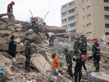 El servicio satelital de Starlink fortalece las comunicaciones de emergencia mientras miles de personas permanecen incomunicadas. EFE/ R. Peña