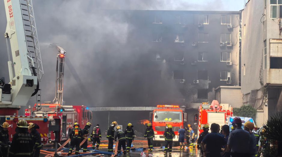 Bomberos trabajan tras un incendio registrado en una fábrica de calzado, en la aldea de Jiangtou, en el poblado de Chendai de la ciudad de Jinjiang, en la provincia de Fujian, en el sureste de China, el 9 de julio de 2026. Xinhua/Z. Liang
