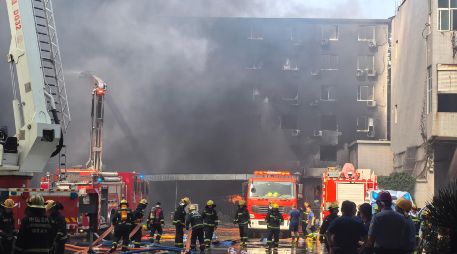Bomberos trabajan tras un incendio registrado en una fábrica de calzado, en la aldea de Jiangtou, en el poblado de Chendai de la ciudad de Jinjiang, en la provincia de Fujian, en el sureste de China, el 9 de julio de 2026. Xinhua/Z. Liang