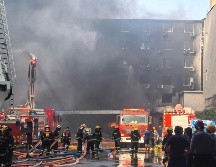 Bomberos trabajan tras un incendio registrado en una fábrica de calzado, en la aldea de Jiangtou, en el poblado de Chendai de la ciudad de Jinjiang, en la provincia de Fujian, en el sureste de China, el 9 de julio de 2026. Xinhua/Z. Liang