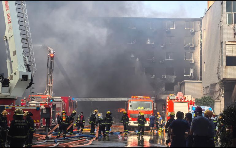 Bomberos trabajan tras un incendio registrado en una fábrica de calzado, en la aldea de Jiangtou, en el poblado de Chendai de la ciudad de Jinjiang, en la provincia de Fujian, en el sureste de China, el 9 de julio de 2026. Xinhua/Z. Liang