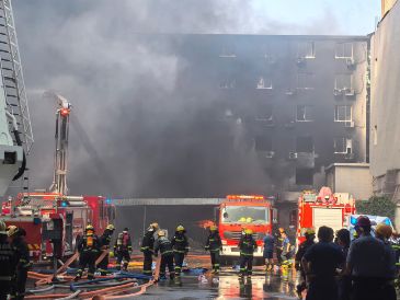 Bomberos trabajan tras un incendio registrado en una fábrica de calzado, en la aldea de Jiangtou, en el poblado de Chendai de la ciudad de Jinjiang, en la provincia de Fujian, en el sureste de China, el 9 de julio de 2026. Xinhua/Z. Liang