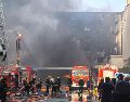 Bomberos trabajan tras un incendio registrado en una fábrica de calzado, en la aldea de Jiangtou, en el poblado de Chendai de la ciudad de Jinjiang, en la provincia de Fujian, en el sureste de China, el 9 de julio de 2026. Xinhua/Z. Liang