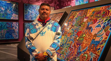 La exposición también acerca al público a los nierikas, tablas votivas que funcionan como relatos visuales de la cosmovisión wixárika. EL INFORMADOR/J. Acosta