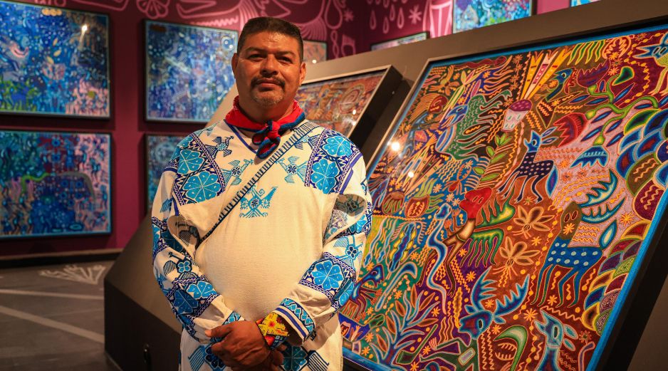 La exposición también acerca al público a los nierikas, tablas votivas que funcionan como relatos visuales de la cosmovisión wixárika. EL INFORMADOR/J. Acosta
