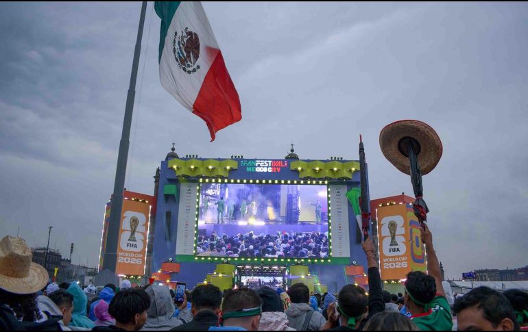 El espacio mundialista en el Zócalo capitalino recibirá a miles de aficionados. SUN/ARCHIVO