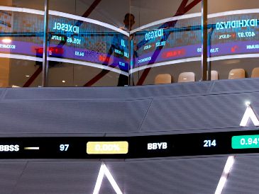 El mercado energético respiró por el comportamiento del petróleo WTI, que bajó un 1.96% a pesar de los conflictos entre EU e Israel. EFE/M. Irham