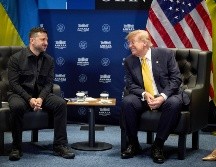 El presidente de EU, Donald Trump, conversa con su homólogo ucraniano, Volodímir Zelenski, durante el encuentro que ambos mantuvieron en Ankara. EFE/PRESIDENTIAL PRESS SERVICE