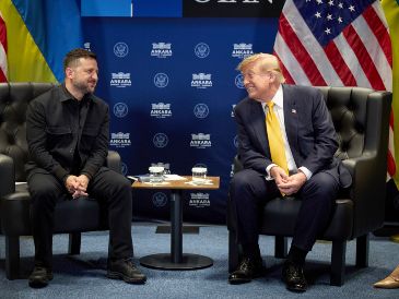 El presidente de EU, Donald Trump, conversa con su homólogo ucraniano, Volodímir Zelenski, durante el encuentro que ambos mantuvieron en Ankara. EFE/PRESIDENTIAL PRESS SERVICE