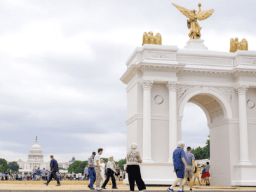 A nivel internacional, la construcción de este arco redefiniría los récords arquitectónicos de monumentos conmemorativos. AP/M. Zuhaib