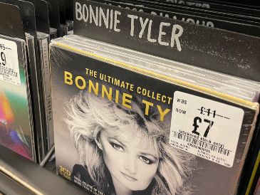 Vista de la venta de los discos de Bonnie Tyler en una tienda este jueves de Londres. EFE/L. Campello